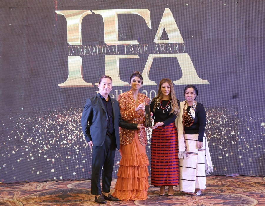 The Illume team with actress Shilpa Shetty Kundra during the IFA ceremony in New Delhi on March 18.